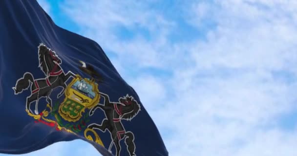 Primer Plano Bandera Estatal Pensilvania Ondeando Campo Azul Con Escudo — Vídeos de Stock