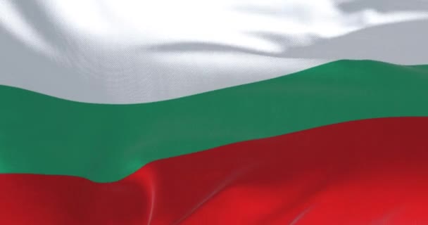 ブルガリアの国旗が風に揺れている 3つの等しいサイズの水平バンド シームレス3Dレンダリングアニメーション スローモーションループ テクスチャされた織物の背景 — ストック動画