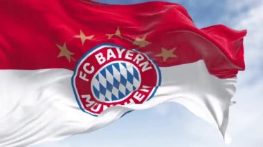 Münih, DE, 9 Ocak 2024: Açık bir günde Bayern Münih bayrağı dalgalanmaktadır. Münih merkezli Alman spor kulübü. Kusursuz 3 boyutlu animasyon. Yavaş çekim döngüsü