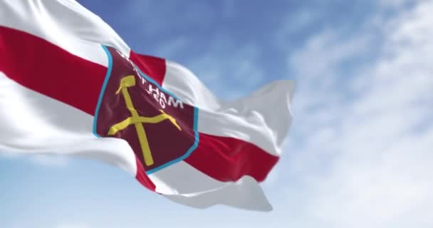 Лондон Великобритания Янв 2024 Вест Хэм Юнайтед Флаг Размахивающий Ветру — стоковое видео
