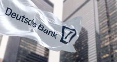 Frankfurt, DE, 7 Ocak 2024: Finansal bir bölgede Deutsche Bank bayrağı sallanıyor. Merkezi Almanya 'da bulunan küresel yatırım bankasının lideri. Kusursuz 3 boyutlu animasyon. Yavaş çekim döngüsü. Seçici odak