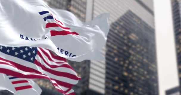 ニューヨーク アメリカ 1月5日2024日 金融地区で振る舞うアメリカ銀行とアメリカの国旗 シームレス3Dレンダリングアニメーション スローモーションループ 選択的なフォーカス — ストック動画