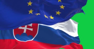 Slovakya ve Avrupa Birliği bayrakları yeşil arka planda izole edilmiş durumda. Kusursuz 3D canlandırma animasyonu. Krom anahtar. Yavaş çekim döngüsü. Yeşil ekran. 4 bin. Seçici odak.