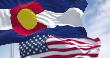 Colorado eyaletinin bayrakları açık bir günde Amerika Birleşik Devletleri 'nin bayraklarıyla dalgalanıyor. Kusursuz 3 boyutlu animasyon. Yavaş çekim döngüsü. Seçici odak