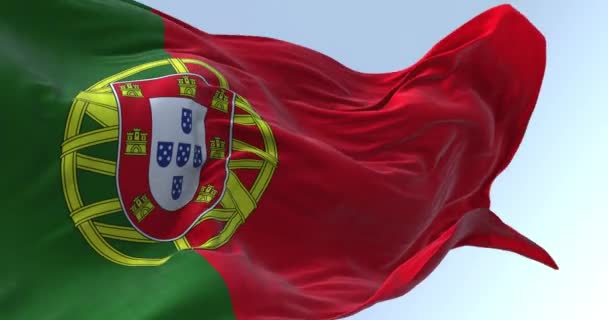 ポルトガル国旗の閉鎖は 晴れた日に風に揺れている ポルトガル共和国は欧州連合の加盟国である シームレス3Dレンダリングアニメーション スローモーションループ — ストック動画