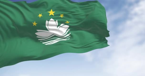 Närbild Macao Flaggan Viftar Klar Dag Grönt Område Lotusblomma Centrum — Stockvideo