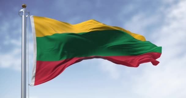 Bandeira Nacional Lituânia Acenando Vento Dia Claro Horizontal Tricolor Listras — Vídeo de Stock