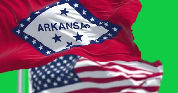 Крупный План Флага Штата Арканзас Размахивающего Американским Флагом Зеленом Фоне — стоковое видео