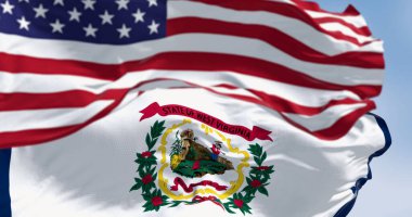 Açık bir günde Batı Virginia eyalet bayrağının yakın çekimi Amerikan bayrağıyla rüzgarda dalgalanıyor. 3D illüstrasyon canlandırıcı. Kanat çırpan kumaş. Seçici odak