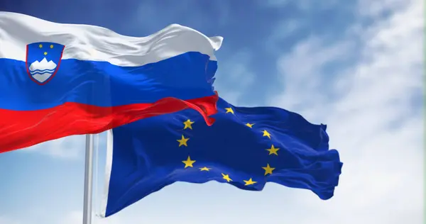 Las Banderas Eslovenia Unión Europea Ondeando Juntas Día Claro Eslovenia Fotos De Stock