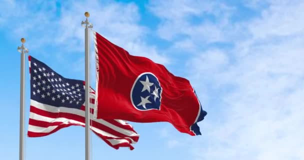 Bandera Del Estado Tennessee Ondeando Con Bandera Americana Día Despejado — Vídeo de stock