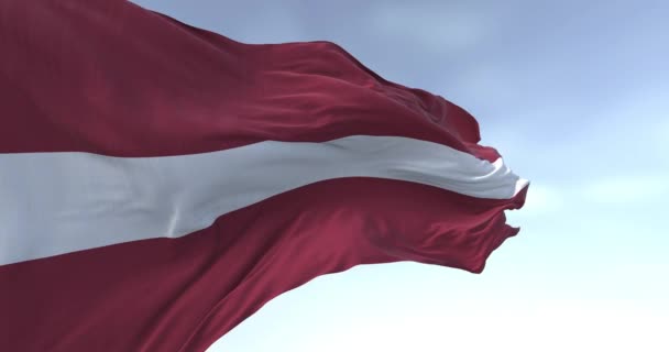 Közelkép Lett Nemzeti Zászló Lobogásáról Szélben Kármin Vörös Mező Keskeny — Stock videók