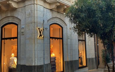 Taormina, IT, 4 Ağustos 2023; Corso Umberto I 'de bulunan ikonik Louis Vuitton mağazası, lüks markanın tarihi Sicilya turizm beldesi Taormina' daki varlığını yansıtıyor.