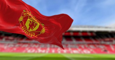 Manchester, İngiltere, 2 Ekim 2023: Manchester United Futbol Kulübü bayrağı Old Trafford Stadyumu 'nda sallanıyor. Premier Lig profesyonel takımı. İllüstrasyon 3d illüstrasyon canlandırması. Seçici odak