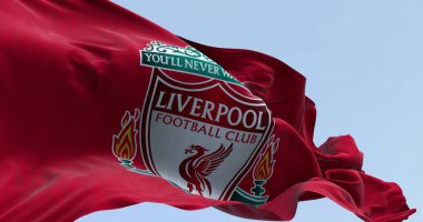 Liverpool, İngiltere; 14 Eylül 2023: Açık bir günde Liverpool Futbol Kulübü bayrağının dalgalanması. İllüstrasyon 3d illüstrasyon canlandırması. Çırpınan kumaş