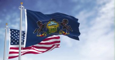 Pennsylvania eyalet bayrağı Amerikan bayrağıyla dalgalanıyor. Eyalet armalı mavi tarla: Atlar arasında kalkan, üstte kartal. Kusursuz 3 boyutlu animasyon. Yavaş çekim döngüsü