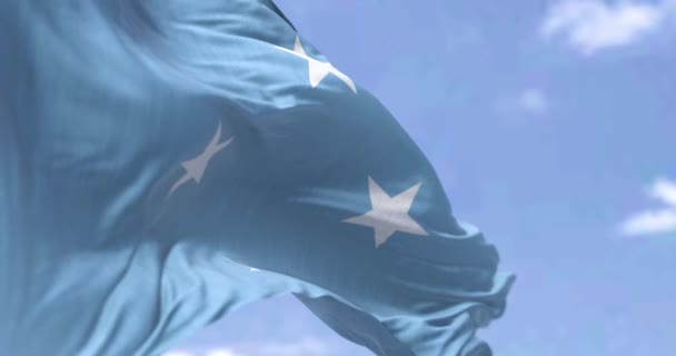 ミクロネシア連邦の国旗は 晴れた日に風を振っている 太平洋に位置する独立国家 シームレス3Dレンダリングアニメーション スローモーションループ 選択的なフォーカス — ストック動画