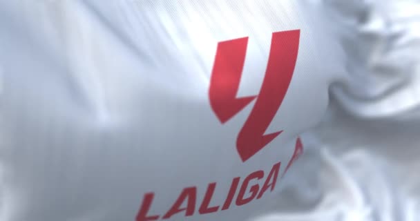 マドリード 10月10日 2023 ラリーガの旗が振動するのを閉じます スペインサッカーリーグのトップサッカー部門 シームレス3Dレンダリングアニメーション スローモーションループ 選択的なフォーカス — ストック動画