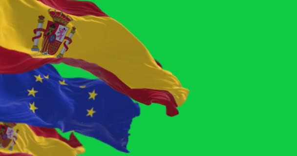 Steagurile Naționale Ale Spaniei Fluturând Steagul Uniunii Europene Izolat Fundal — Videoclip de stoc