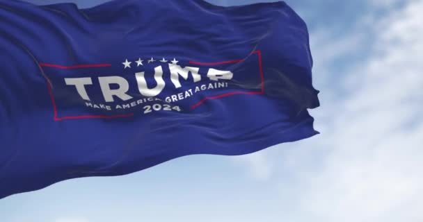 美国阿灵顿 Oct 2023 唐纳德 特朗普竞选活动的旗帜在一个晴朗的日子飘扬 2024年美国总统选举 无缝3D渲染动画 慢动作回路 — 图库视频影像
