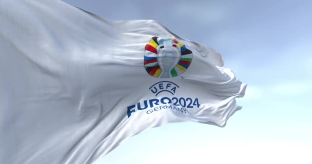 2023年6月30日 欧洲杯2024年欧洲杯欧洲足球锦标赛的旗帜在晴朗的日子飘扬 国际体育活动 无缝3D渲染动画 慢动作回路 — 图库视频影像