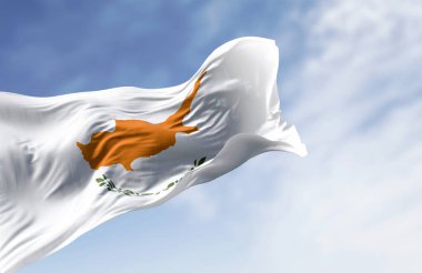 Kıbrıs ulusal bayrağı açık bir günde dalgalanıyor. Tüm adanın koyu turuncu haritasının altında iki zeytin dalı olan beyaz bayrak. 3D illüstrasyon canlandırıcı. Çırpınan kumaş