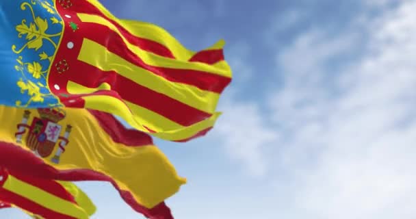 Primer Plano Las Banderas Comunidad Valenciana Ondeando Con Bandera Nacional — Vídeo de stock