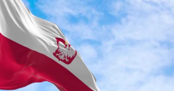 ポーランドの国旗の閉鎖は晴れた日に風を振る 腕のコートが付いている2つの水平な白および赤い縞 シームレス3Dレンダリングアニメーション スローモーションループ 選択的なフォーカス — ストック動画