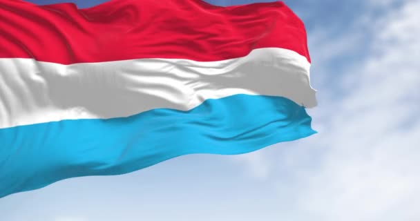 Крупный План Люксембурга Размахивающего Ветру Флагом Ясный День Люксембург Стал — стоковое видео