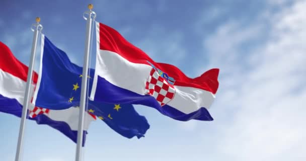 クロアチアと欧州連合の旗が晴れた日 クロアチアは2023年1月1日からユーロ圏に加盟している シームレス3Dレンダリングアニメーション スローモーションループ 選択的なフォーカス — ストック動画