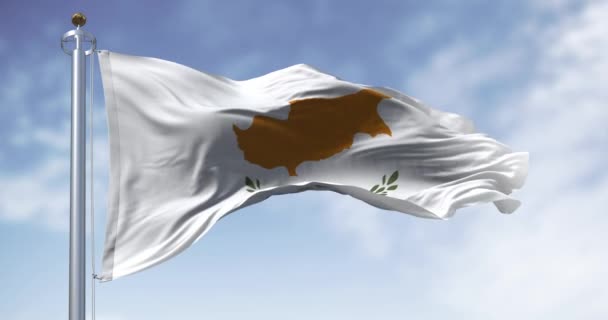 Кипрский Национальный Флаг Размахивает Ясный День Белый Флаг Двумя Оливковыми — стоковое видео
