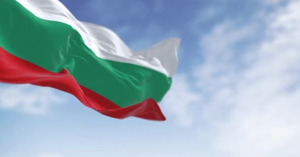 Detailní Záběr Bulharskou Národní Vlajku Vlnící Větru Tři Vodorovné Pruhy — Stock video