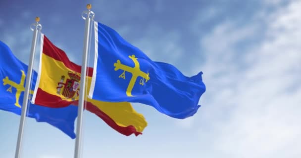 アストゥリアス国旗は晴れた日にスペイン国旗を掲げている スペイン北部の自治体 黄金の勝利の十字架を持つブルー シームレス3Dレンダリングアニメーション スローモーションループ 選択的なフォーカス — ストック動画