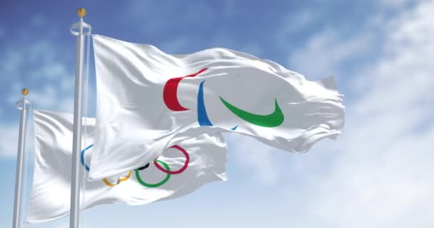 14일 2024 명확한 바람에 패럴림픽과 올림픽 깃발이 흔들리고 있습니다 스포츠 — 비디오