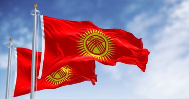 Kırgızistan ulusal bayrakları açık bir günde dalgalanıyor. Kırgız yurdunu sembolize eden kırmızı, 40 ışınlı sarı güneş, üçlü latifleri aştı. 3D illüstrasyon canlandırıcı. Dalgalanan kumaş