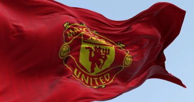 Manchester, İngiltere, 2 Ekim 2023: Açık bir günde Manchester United Futbol Kulübü bayrağının dalgalanması. Premier Lig profesyonel takımı. İllüstrasyon 3d illüstrasyon canlandırması. Seçici odak