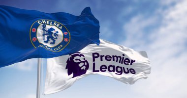 Londra, İngiltere, 12 Temmuz 2023: Chelsea Futbol Kulübü ve Premier Lig bayrakları açık bir günde dalgalanıyor. Dalgalı Kumaş. Seçici odaklanma. Resimli 3d illüstrasyon oluşturucu