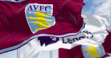 Birmingham, İngiltere, 21 Ekim 2023: Aston Villa ve Premier Lig bayrakları açık bir günde dalgalanıyor. Kanat çırpan kumaş. İllüstrasyon 3d illüstrasyon canlandırması. Sallanan bayrak