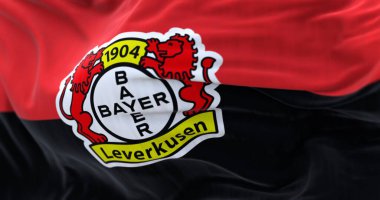 Leverkusen, DE, 2 Kasım 2023: Bayer Leverkusen bayrağının dalgalanması. Resimli 3d illüstrasyon canlandırması. Kanat çırpan kumaş. Alman Bundesliga Futbol Kulübü. Seçici odak