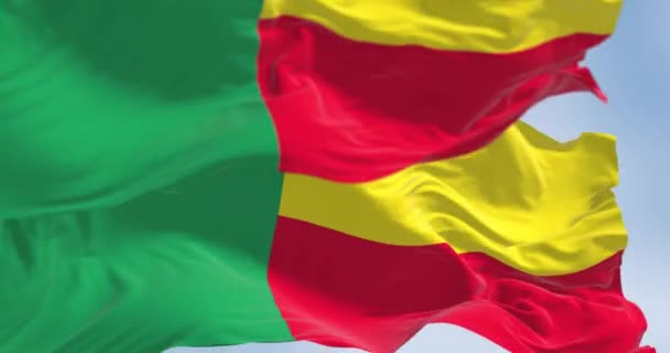 Närbild Benin Nationella Flaggor Vinka Två Vågräta Gula Och Röda — Stockvideo