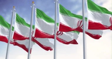 İran İslam Cumhuriyeti ulusal bayrakları açık bir günde dalgalanıyor. Kusursuz 3 boyutlu animasyon. Yavaş çekim döngüsü. Seçici odak