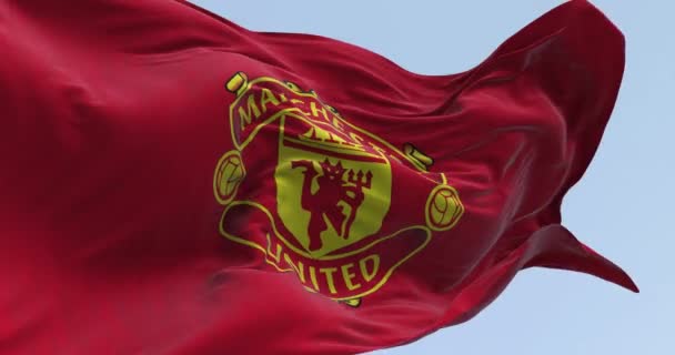 Манчестер Великобритания Октября 2023 Закрытие Флага Футбольного Клуба Манчестер Юнайтед — стоковое видео