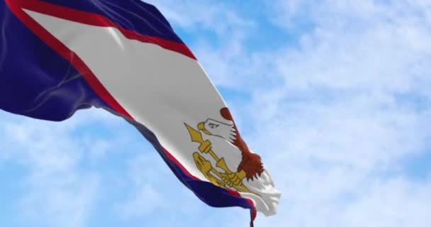 アメリカ領サモアの国旗が晴れた日 南太平洋に位置する合衆国の未編入領域 シームレス3Dレンダリングアニメーション スローモーションループ 選択的なフォーカス — ストック動画