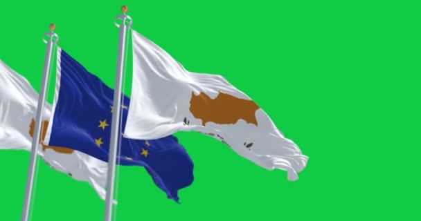 Кипрский Флаг Размахивающий Ветру Флагом Европейского Союза Изолированным Зеленом Фоне — стоковое видео