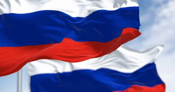 Tiga Bendera Nasional Rusia Mengibarkan Angin Pada Hari Yang Cerah Stok Gambar