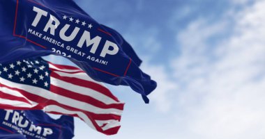 Arlington, ABD, 22 Ekim 2023: Donald Trump 2024 başkanlık kampanyası bayrağı Amerikan bayrağıyla birlikte dalgalanıyor. 2024 ABD başkanlık seçimi. Resimli 3d illüstrasyon oluşturucu