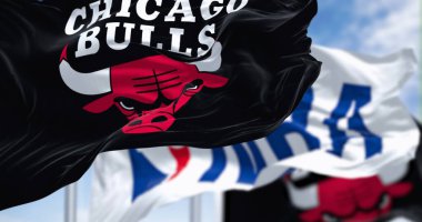 Chicago, ABD, 10 Eylül 2023: Chicago Bulls bayrağı NBA bayrağıyla dalgalanıyor. Amerikan profesyonel basketbol takımı. Merkez Bölümü, Doğu Konferansı. Resimli 3d illüstrasyon oluşturucu