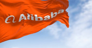 Hangzhou, CH, Ocak 12 2024: Açık bir günde üzerinde Alibaba Grubu logosu sallanan turuncu bayrak. Alibaba çok uluslu bir Çin teknoloji şirketidir. Resimli 3d illüstrasyon oluşturucu