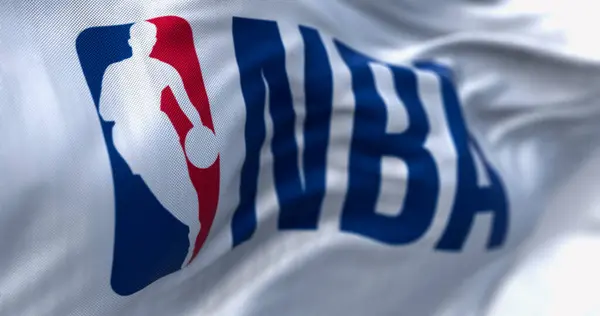NYC, ABD, 5 Şubat 2024 NBA bayrağının yakın çekimi. Kırmızı, beyaz ve mavi renkli basketbol oyuncusu silueti olan ikonik bir logo. Resimli 3d illüstrasyon oluşturucu