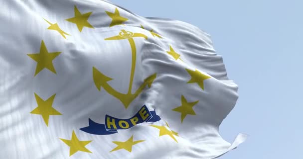 Close Dari Bendera Negara Rhode Island Melambai Jangkar Emas Tengah — Stok Video